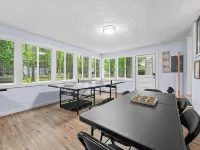 Charming 3-bedroom house with AC, WiFi, 🏓Ping-Pong, Foosball,🔥Firepit,🍔 Grill Hoteles en Municipio de Gerrish