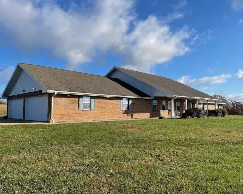 Country Charm! Billiards and Ping Pong Table & Sunroom, Spacious & Sleeps 14! Hotels in Wright County