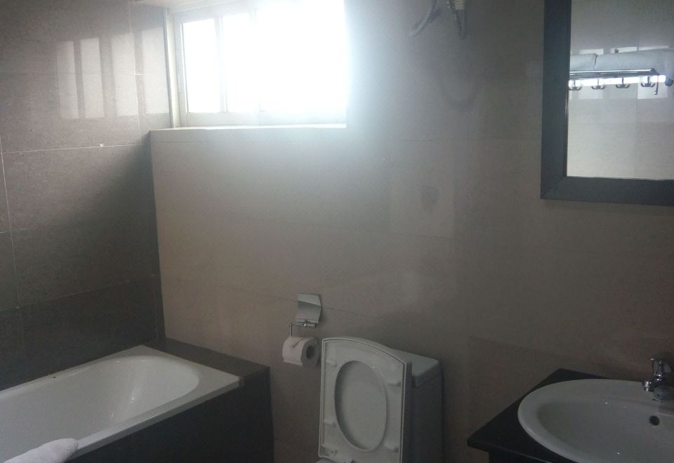 皇家双人房， 1 张大床， 无烟房， 泳池景观