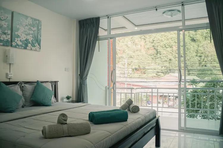 Deluxe Studio, 1 King Bed, Kitchenette, (Main Road, City View)