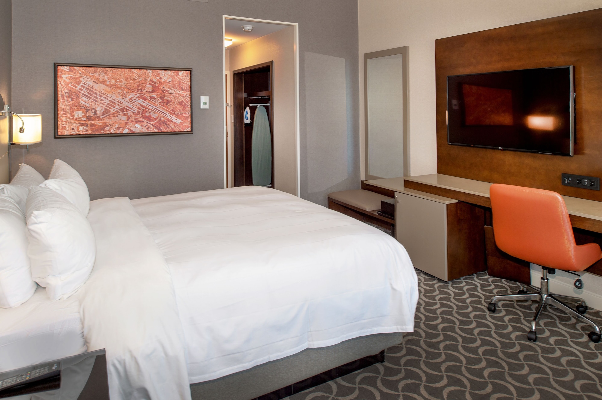 行政客房，1张特大床，梳化床，东塔楼