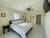 步行片刻到海灘 & 距機場僅數分鐘 新建兩臥室別墅！ 住宿飯店
