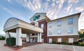Holiday Inn Express & Suites Cleburne