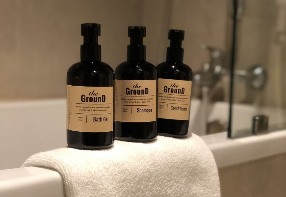 Quarter 09 BeachDeluxe King Room with Pool View