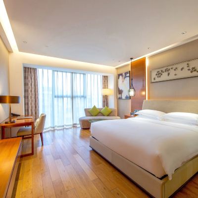 高級房超大床 南京玄武湖假日飯店優惠