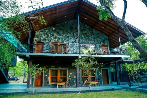 Doola River Edge Deluxe Triple Room