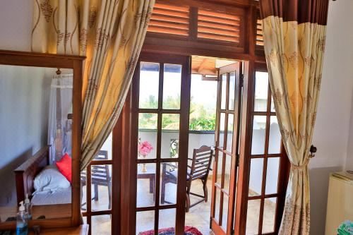 带阳台和海景的豪华双人房