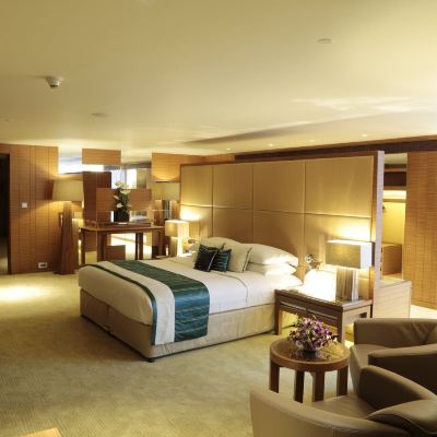 Neptune Premier Lagoon View Suite with Bath Tub and Private Balcony-King Bed Sahara Star Promo Code