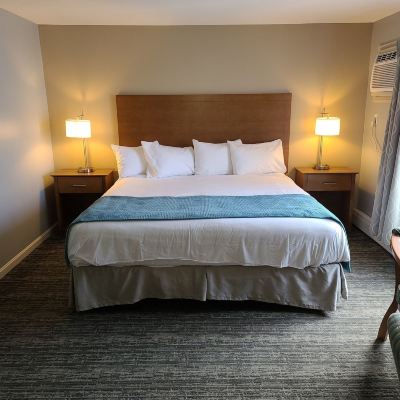 Deluxe King Room Hampton Village Inn Promo Code