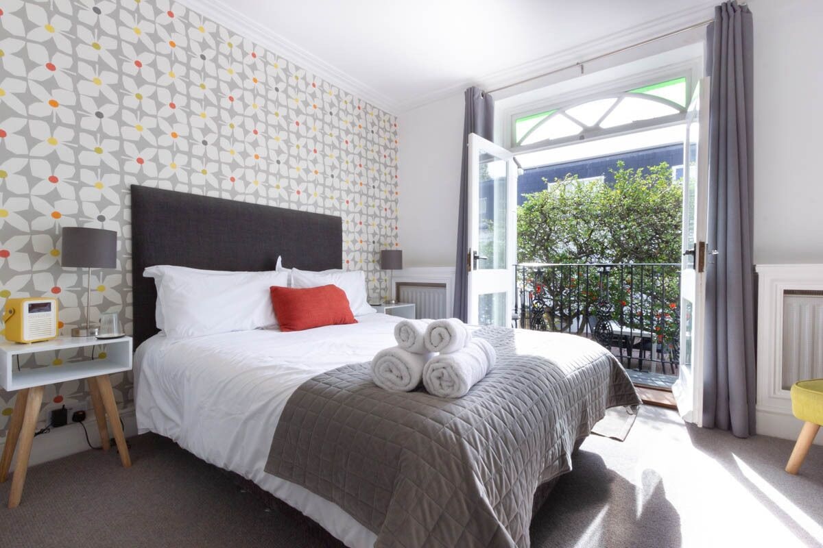 帶陽臺的奢華特大床房