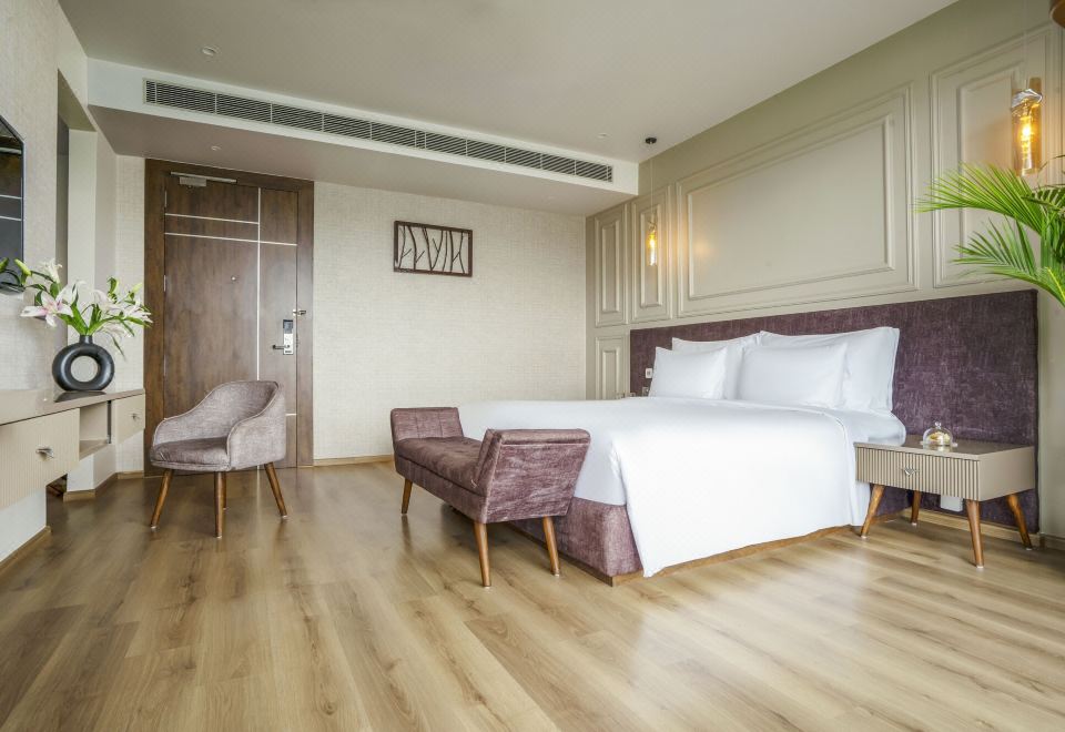 带阳台的湖滨房间