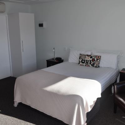 Luxury Room, Non Smoking, Kitchenette (Luxury Spa Unit) Darfield Motel Promo Code