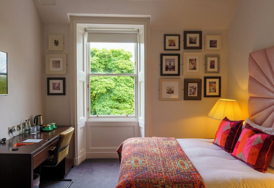 Black IvyStandard Double Room, 1 King Bed, Park View