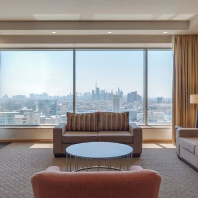 轉角套房可觀賞城市與溪流景色 杜拜阿古來爾瑞士酒店優惠