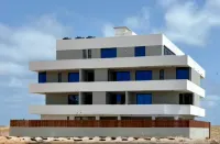 JoLi Beach House - Charming Second Floor T1 Center - with balcony  호텔
