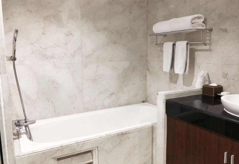 小型城景套房，1张特大床，无线网、迷你酒吧、保险箱，禁烟