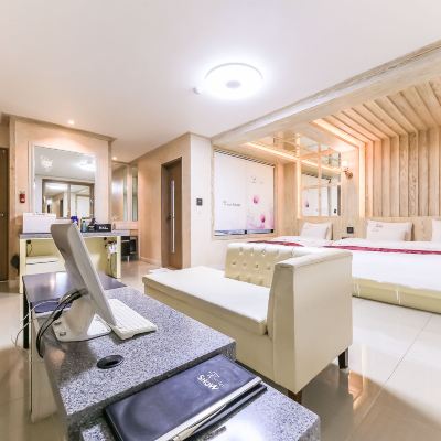 Twin Bed Suite Room with Bathtub Show Promo Code