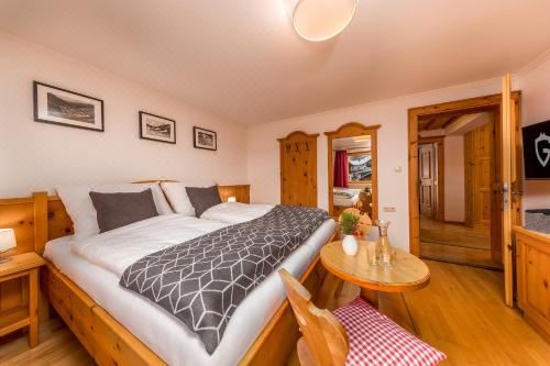 带山景的双人间