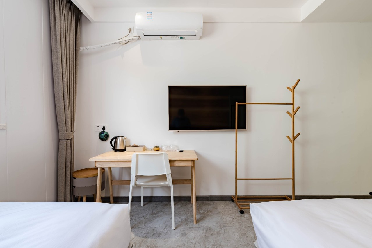 静居标准间（静谧深睡+休闲桌椅+木质衣架）