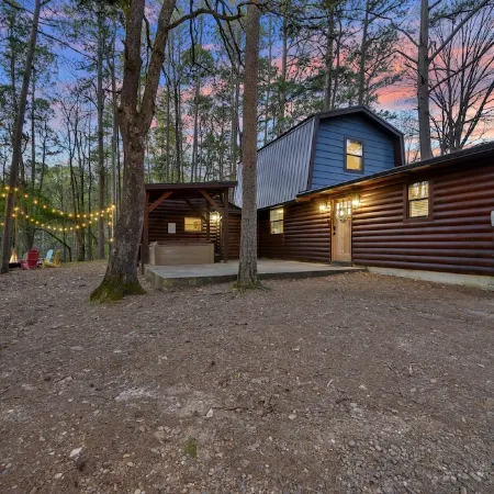 Cozy Cabin in the Heart of Beaver's Bend State Park Отели в г. Брокен Боу