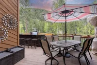 Keystone Ski Resort w/ Free Shuttle, Pet Friendly, Private Hot Tub, Pool Access!