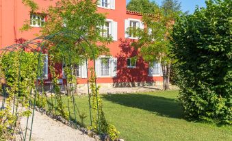 Hotel du Bosquet - Housity