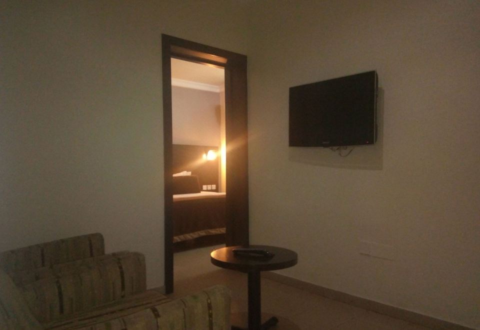 小型套房， 1 张大床， 无烟房， 泳池景观