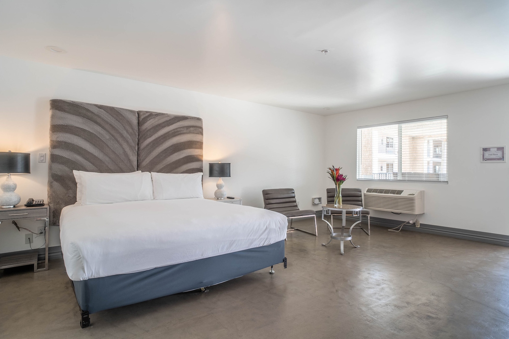 舒适客房， 1 张特大床， 无障碍