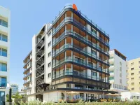 LIV Mackenzie Beach Suites Hotel a 