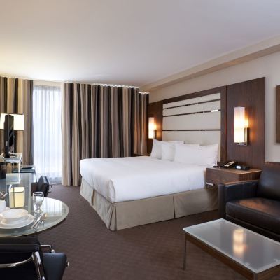Deluxe King Studio With Sofa Bed Hôtel le Cantlie Suites Promo Code