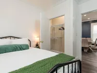 3 miles to B Ball, 5 min walk to Downtown! Stocked Kitchen, AC, WiFi, W/D فنادق في أونيونتا
