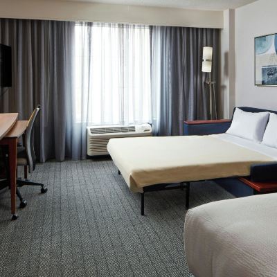 房間， 1 張特大床和 1 張梳化床， 行動和聽力無障礙， 帶浴缸 夏洛茨維爾萬怡酒店 - 大學醫學中心優惠