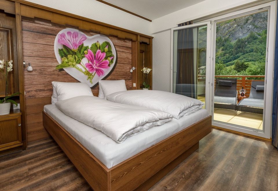 设计双人房， 1 张大床， 阳台， 山景