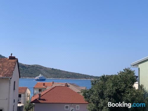 带阳台的两卧室公寓