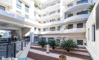Nice 1 Bedroom Downtown Carre d'Or with Garage