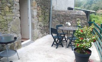 House with 2 Rooms in Le Vast, with and Enclosed Garden - 10 km from t