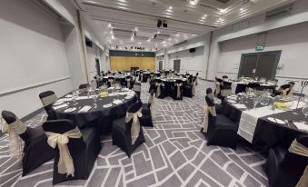 Village Hotel Swindon - Housity