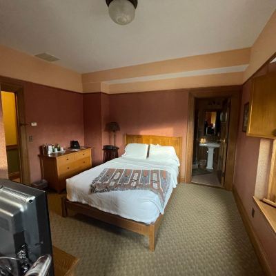 Standard Room Roycroft Inn Promo Code