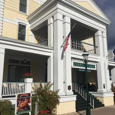 Petoskey in-Town Home Short Walk to: Shopping/Food/Waterfront. Long-Time Hosts. Отели в г. Петоски