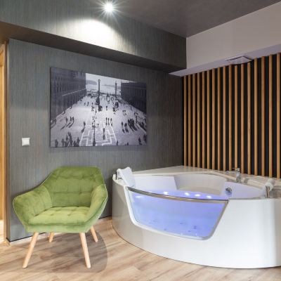 Executive Suite With Hot Tub Onyx Luxury Promo Code