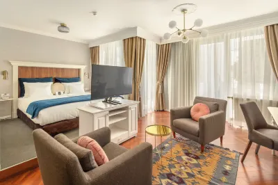 Queen's Court Hotel & Residence Hotels in 