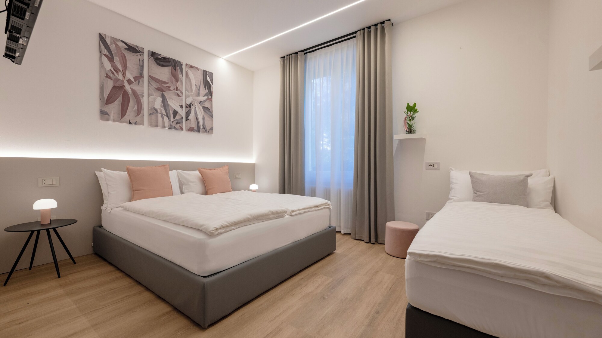 豪华三人房，带双人床和梳化床，无烟，独立浴室