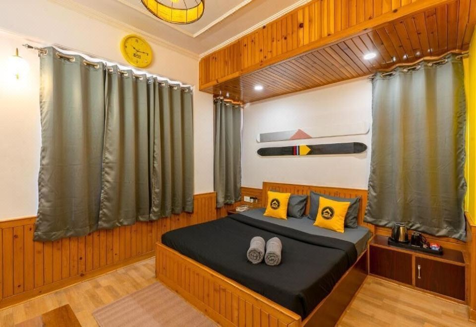 带有阳台的山景高级双人间