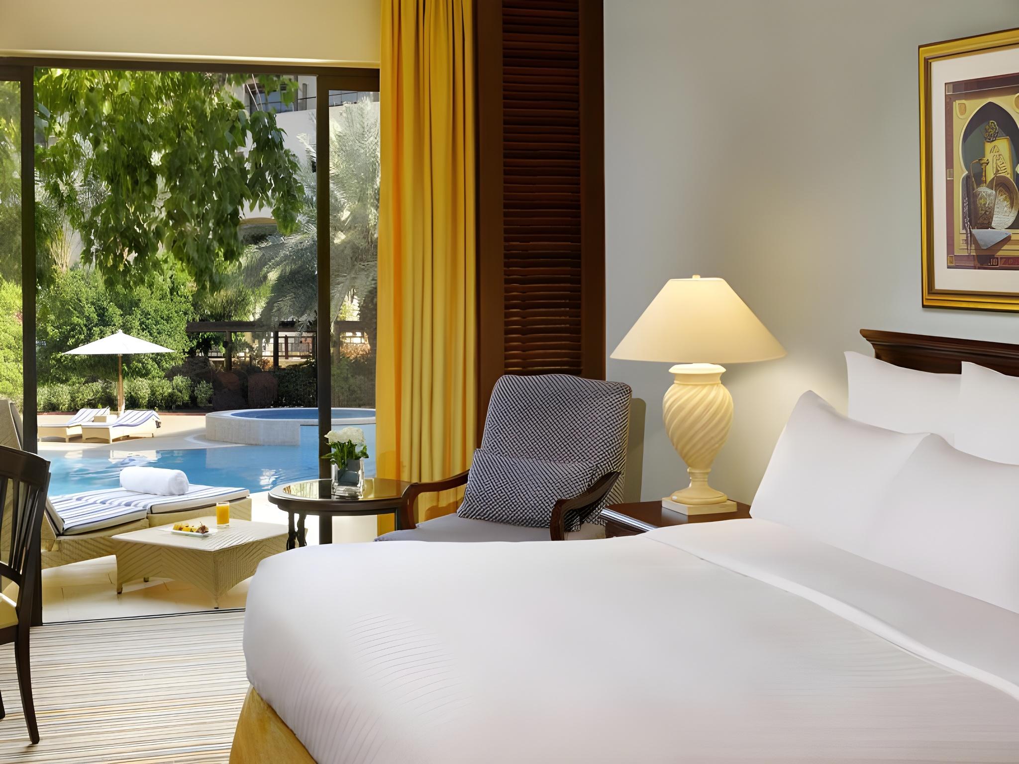 泳池露台客房，1特大床，可使用泳池