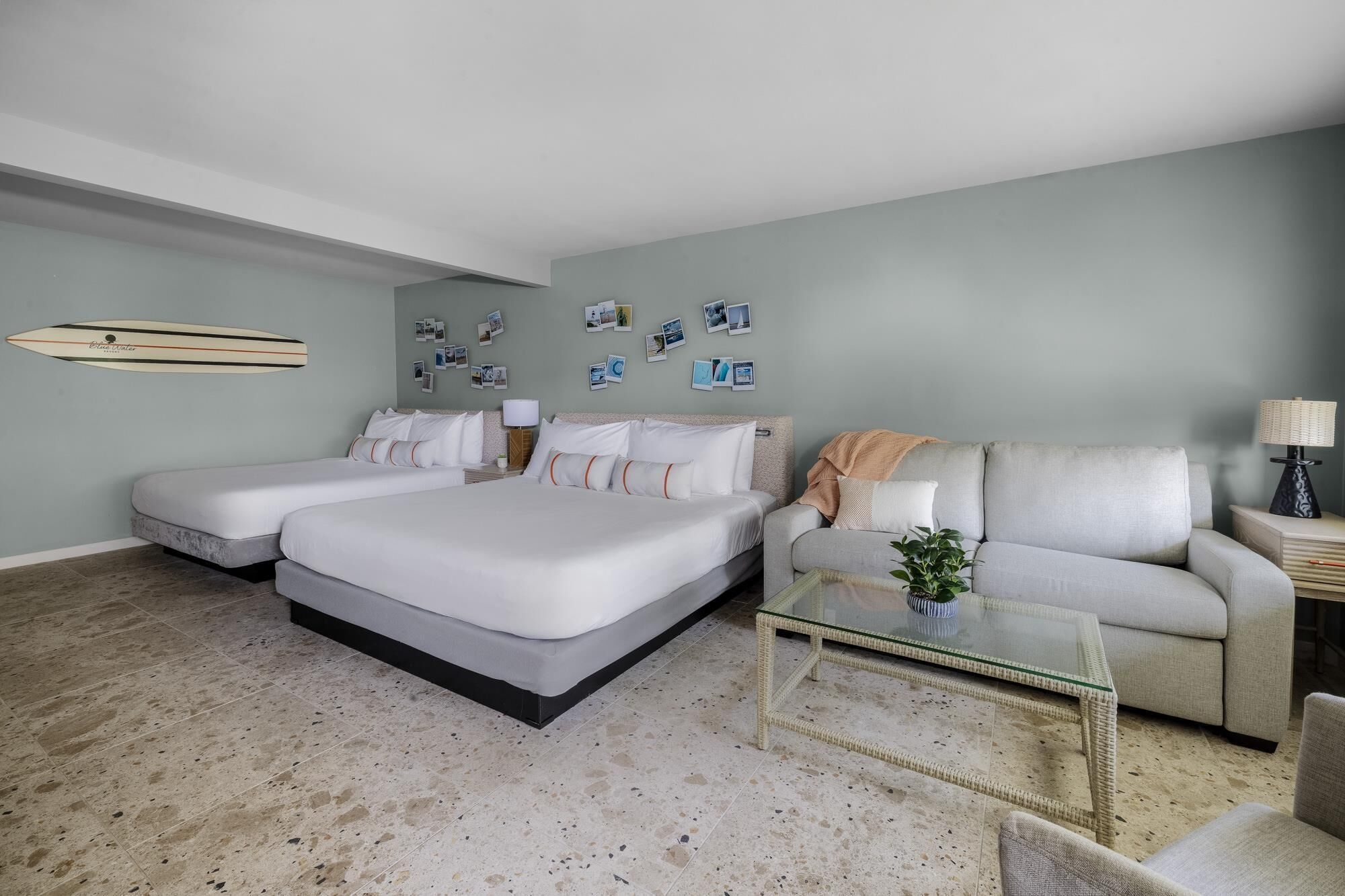 Blue Water Resort多床房