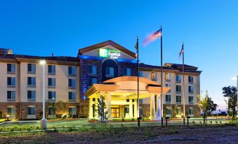Holiday Inn Express & Suites Fresno Northwest-Herndon