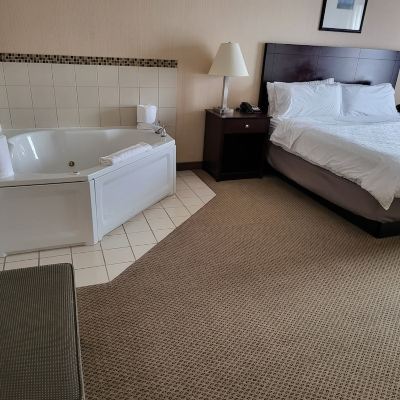 1 King Bed Suite with Jetted Tub