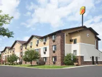 Super 8 by Wyndham Canton/Livonia Area Hotels in Canton
