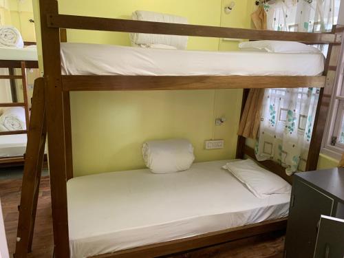 混合宿舍房中的单人床位