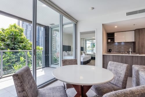 带阳台的两卧室公寓